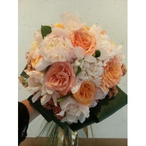 bouquet rond pivoines et roses 