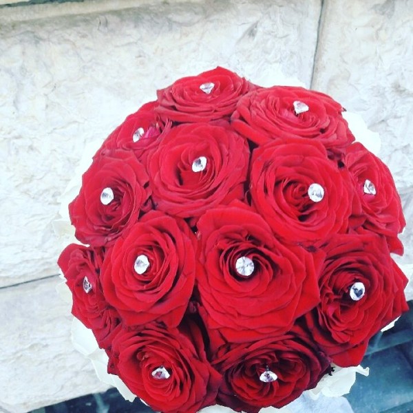 Bouquet rond roses rouges et diamant - Stessy Fleurs